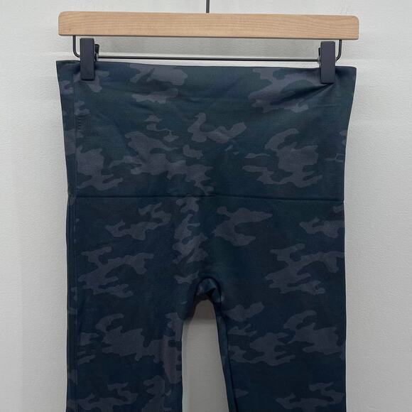 Spanx Look At Me Now Seamless Leggings in Black Camo - Picture 4 of 6